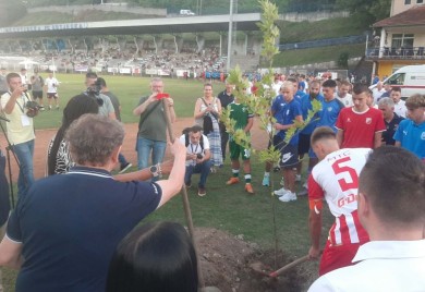 Засађено дрво пријатељства- свечано отворен јубиларни Фудбал френдс