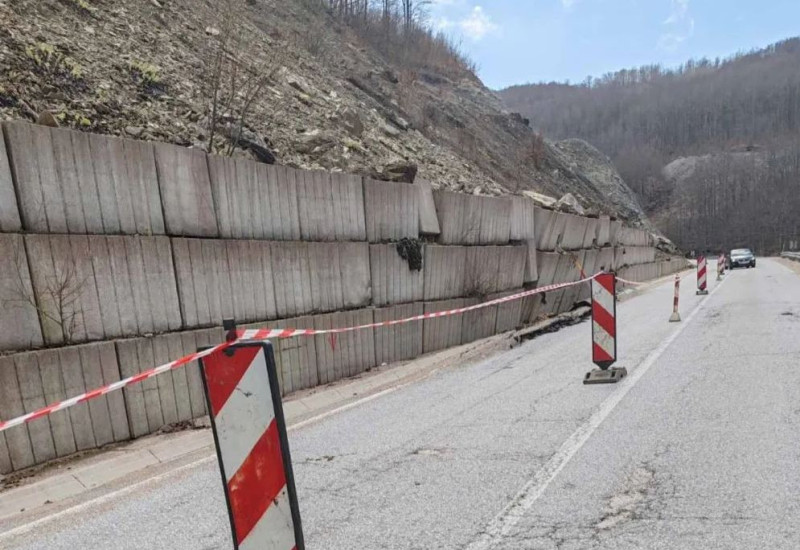 Клизиште између два тунела на Чемерну- саобраћа се једном траком