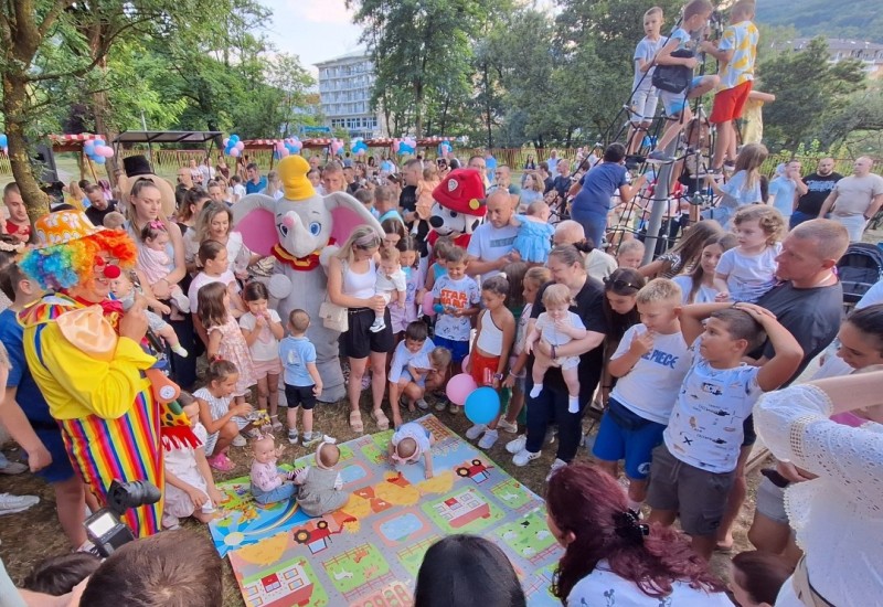 Ема Аврам предводи фочанске бебе, Милетићи најпородица