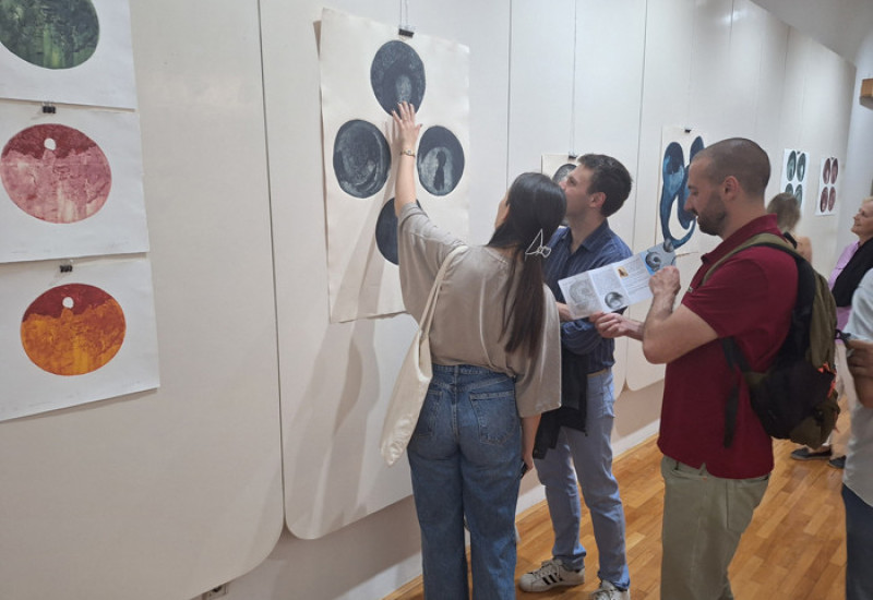 Међуљудски односи и емоције на графикама Доротеје Матовић