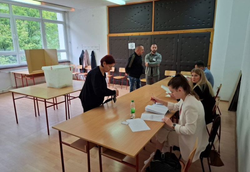 Гласање у Средњошколском центру протиче без проблема