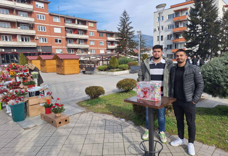 Студенти на тргу прикупљају помоћ за лијечење мајке и ћерке из Зворника