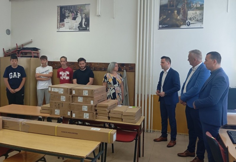 „Боље школе, боља будућност“: Осам нових рачунара за ОШ „Веселин Маслеша“