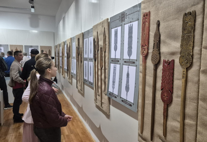 Преслице и марамице – траг традиције и љубави