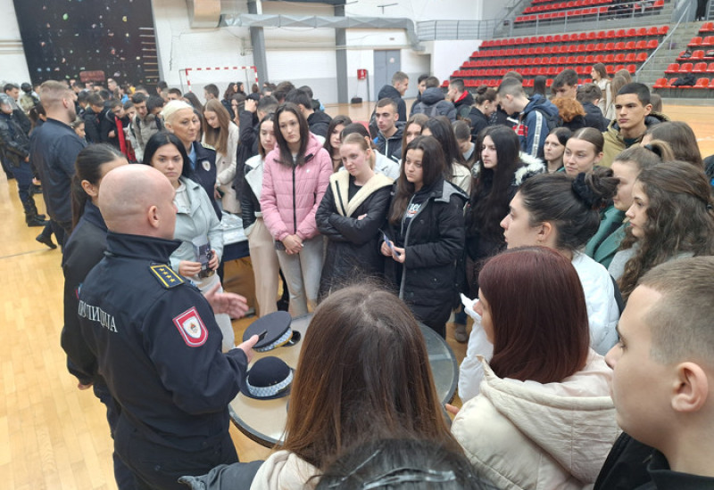 Средњошколци упознати са условима за упис у Школу унутрашњих послова