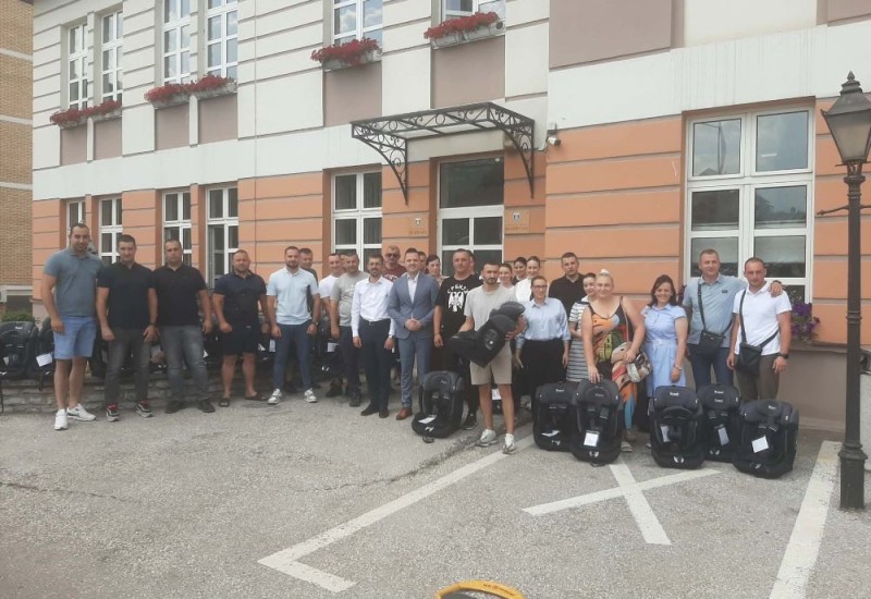 У првој овогодишњој испоруци подијељено 37 аутосједалица за новорођенчад у Фочи