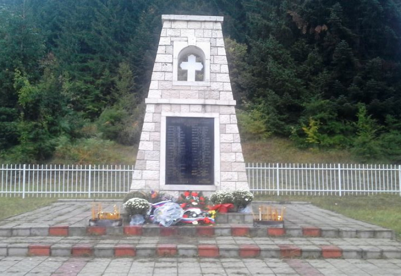 Парастос за страдале на Папратној њиви