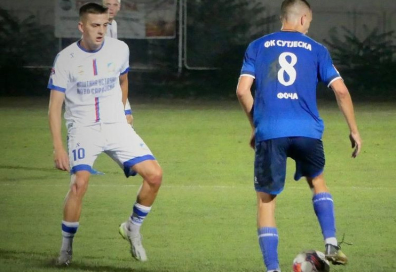 Побједа фудбалера, пораз кошаркаша
