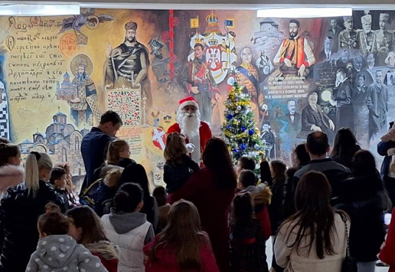 Средњошколци пакетићима обрадовали малишане из социјално угрожених породица