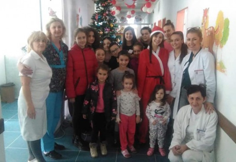 Učenici OŠ "Sveti Sava" paketićima obradovali djecu u bolnici