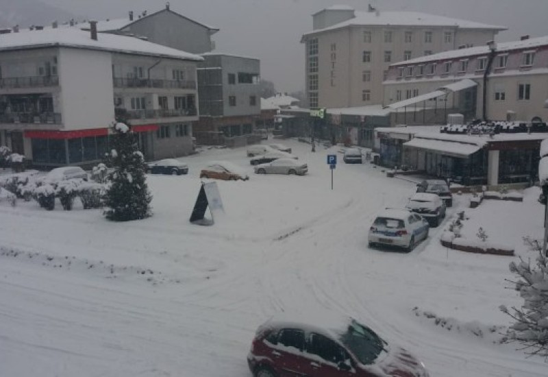 Putevi zasniježeni- palo 20 centimetara novog snijega