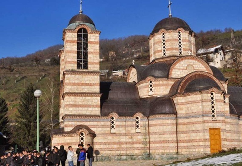 Распоред богослужења у Храму Светог Василија Острошког и Светог Петра Дабробосанског на Велечеву