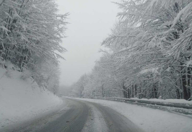 Угажен снијег на коловозима у вишим предјелима