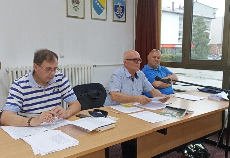 „Откад су изабрани, стално нам испирају мозак“