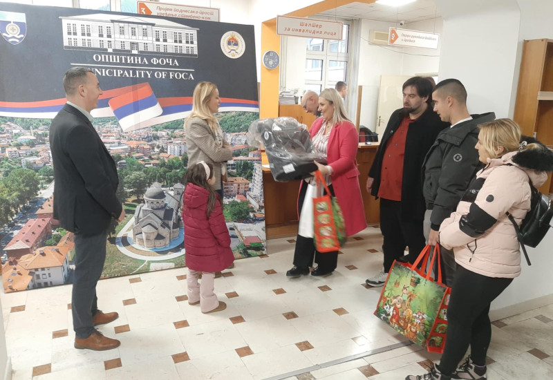 У овој години подијељено 100 поклон пакета и 95 аутосједалица за бебе