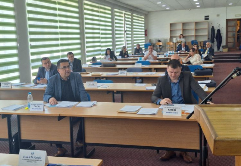 Повеља Општине Петку Чанчару и Дејану Бокоњићу, почасни грађани митрополит Хризостом и Славко Дуњић