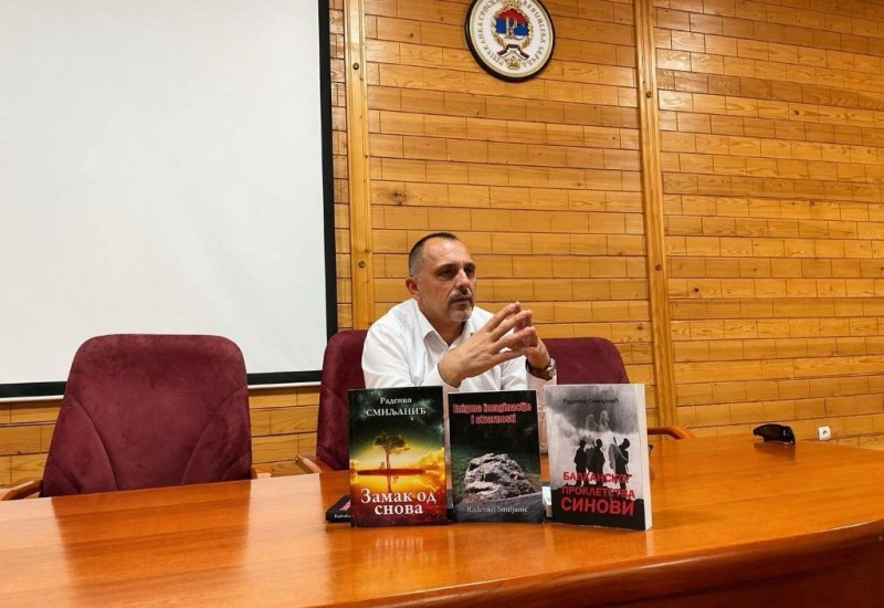 Између науке и поезије: Др Раденко Смиљанић представио своја дјела фочанским студентима