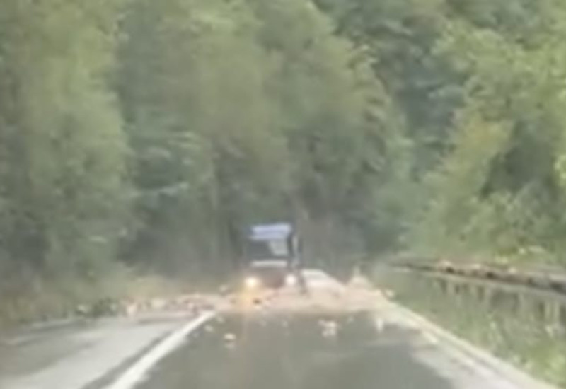 Обустављен саобраћај на путу Фоча-Сарајево